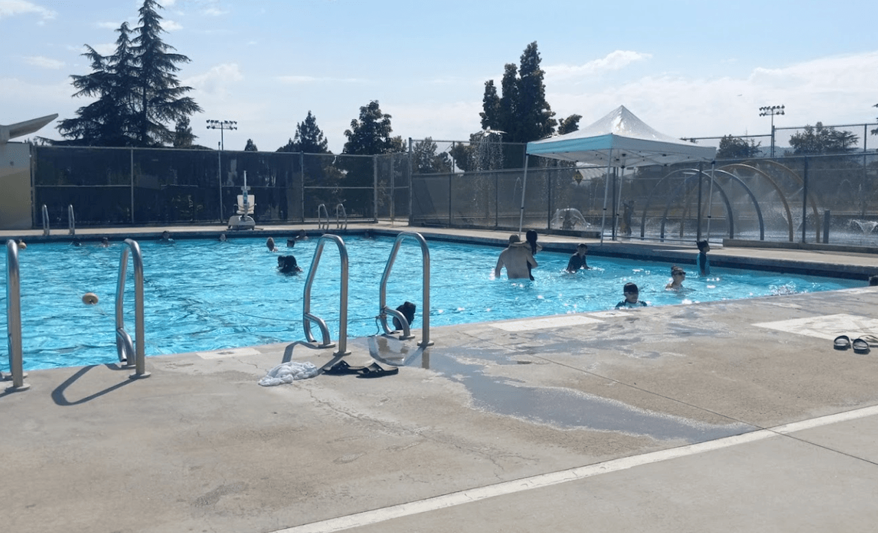 <b>SYLMAR POOl:</b>
<br>Dirección: 13109 Borden Ave., Sylmar, CA 91342
<br>Teléfono:(818) 367-6727
<br>Registro: visita el portal https://www.laparks.org/aquatic/summer/sylmar-pool
<br>
<a href="https://www.google.com/maps/search/?api=1&query=13109%20Borden%20Ave.,%20Sylmar,%20CA%2091342" target="_blank">Cómo llegar</a>