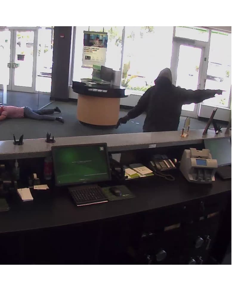 La policía busca al menos a dos sospechosos del robo a un banco en Westchester