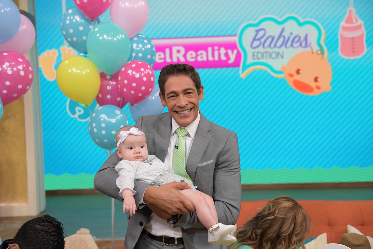 El tío Johnny no se cansa de cargar a los bebés de la casita y Alana parece sentirse muy cómoda en sus brazos.