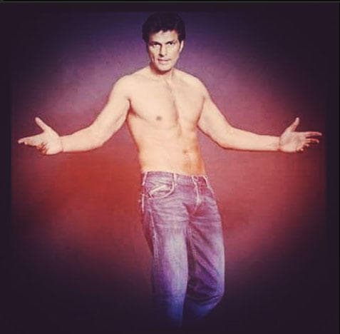 Y a pesar de que ya no lo vemos sin camisa, le gusta mucho hacer deporte.