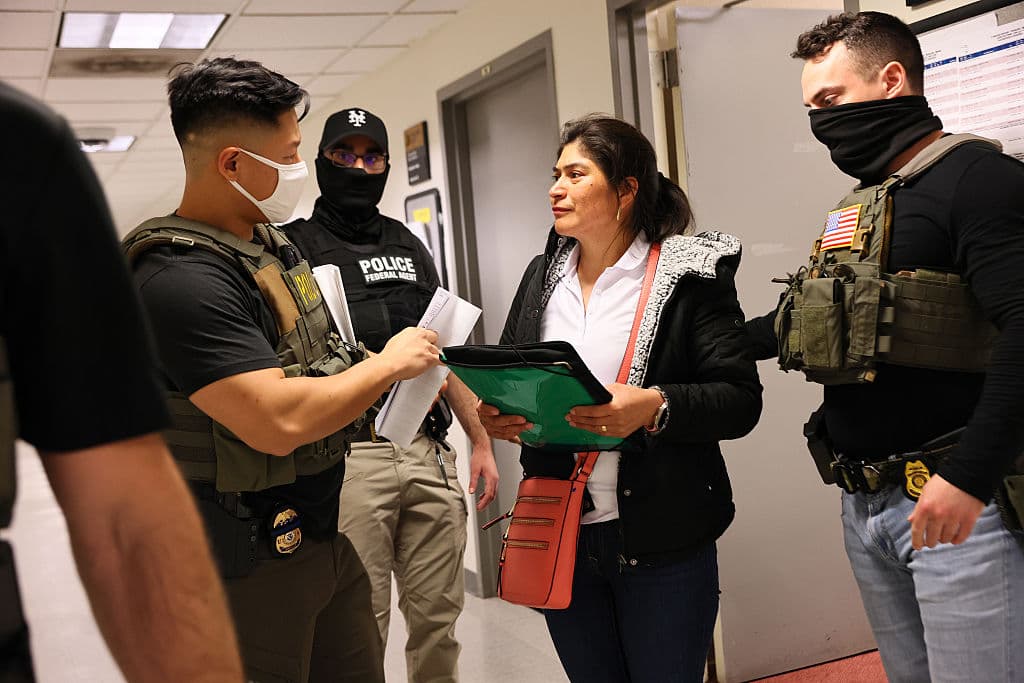 Una mujer es arrestada por agentes federales tras su audiencia en el Jacob K. Javitz Federal Building el 30 de junio de 2025 en Nueva York. El aumento de detenciones en 38 estados, según UC Berkeley, refleja la intensificación de las operaciones de ICE en entornos judiciales. (Foto por Michael M. Santiago/Getty Images)
<br>