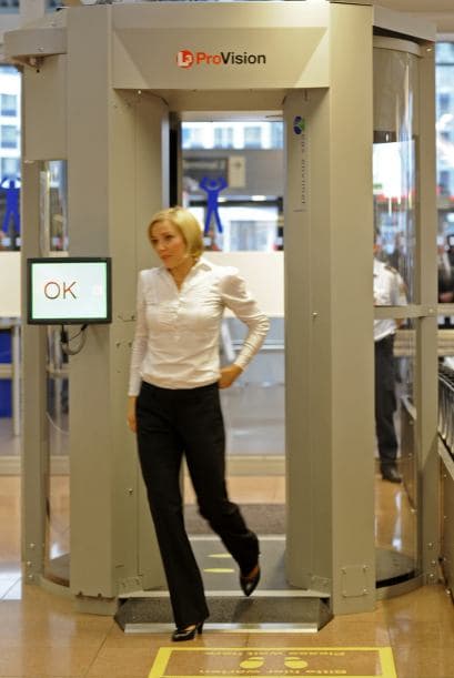 Asimismo se intensificó la seguridad en los aeropuertos más importantes de las ciudades europeas con la finalidad de continuar protegiendo a la ciudadanía.