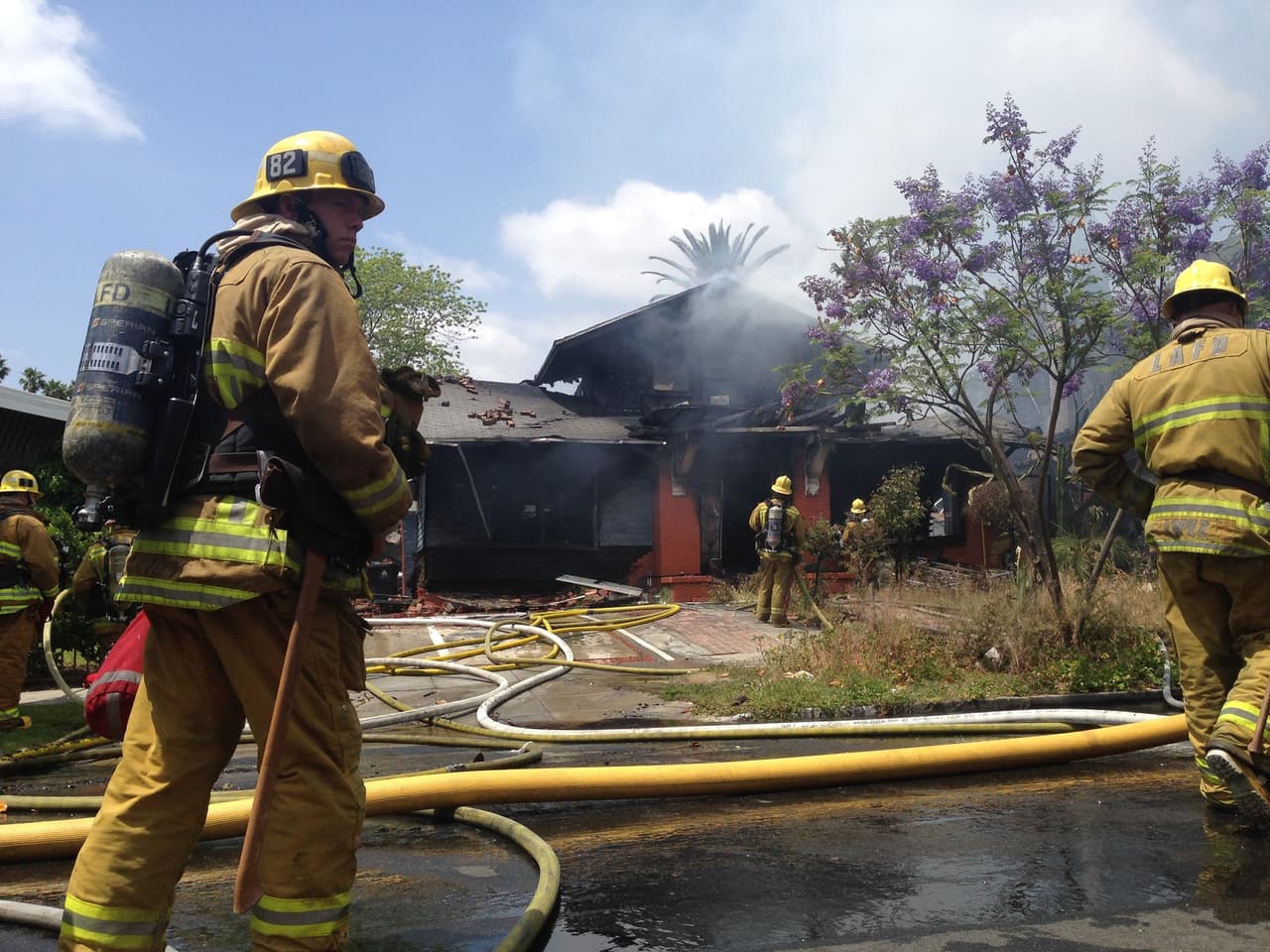 Un incendio quema tres viviendas en Koreatown