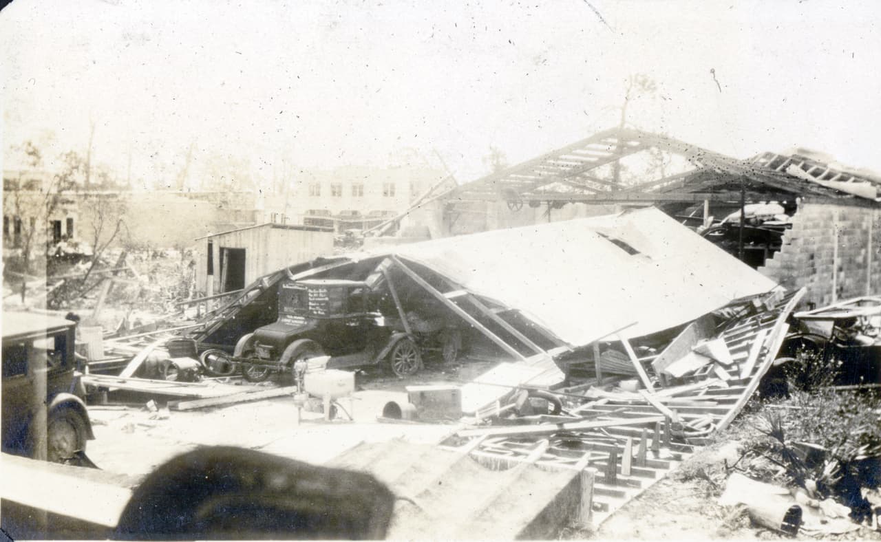 <b>Puesto 4: huracán de Okeechobee. Categoría 4. Septiembre de 1928. Aproximadamente 2,500 fallecidos.</b> Conocido también como el huracán San Felipe II, el poderoso fenómeno meteorológico arrasó varias islas del Caribe y el centro de Florida. En Guadalupe dejó 1,200 muertos; en Puerto Rico, 312; y en Bahamas, 18. Entró a Florida por West Palm Beach y su fuerza desbordó el lago Okeechobee causando más de 2,500 ahogamientos.