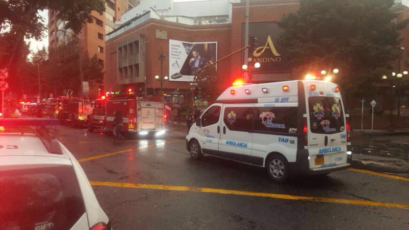 El centro comercial Andino se encuentra ubicado en el norte de la capital colombiana, a donde llegaron ambulancias y equipos de emergencia para atender a las víctimas. (EFE)