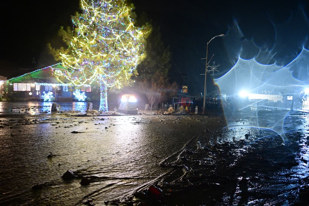 Las autoridades se mantuvieron alertas al deslave que atentó contra las decoraciones navideñas en el centro de este pueblo, en la ruralía del condado de San Bernardino.