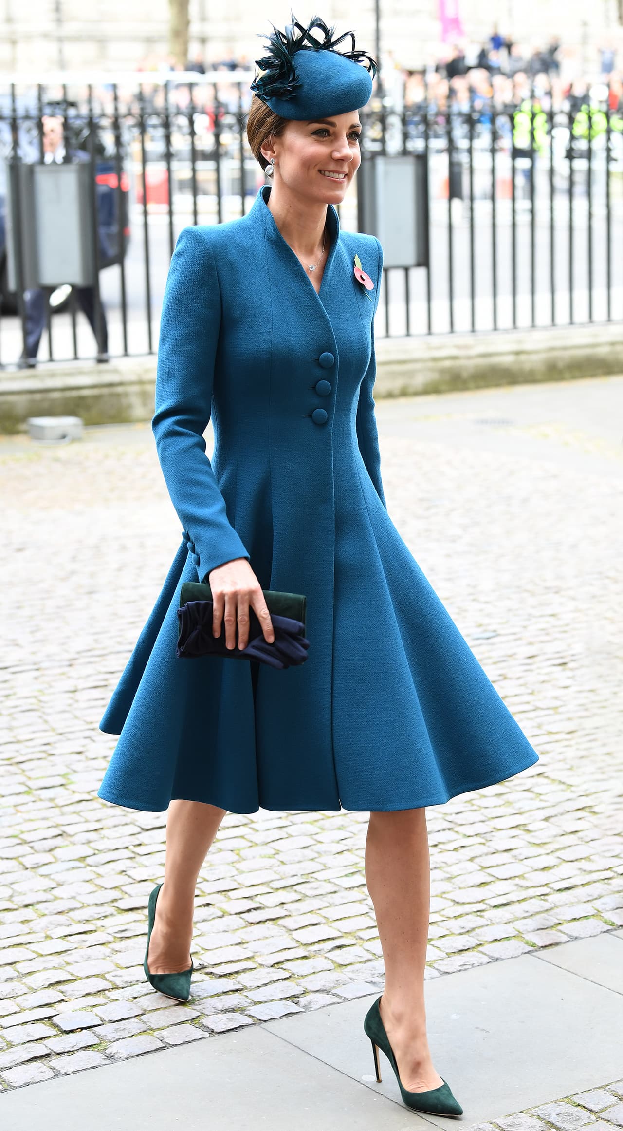 El abrigo de Catherine Walker con corte A en la parte inferior, cubría las rodillas de Kate Middleton. 
<b>El precio del 'look'</b> de la duquesa de Cambridge para la ocasión fue estimado preliminarmente en 7,200 dólares.