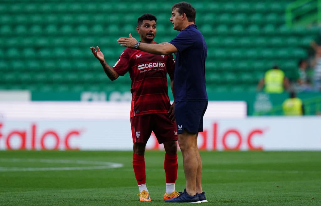 Jesús ‘Tecatito’ Corona marcó el único gol de Sevilla en el empate 1-1 ante el Sporting de Lisboa en un partido disputado en el Estadio José Alvalade de Portugal. Luego, en los penales, el club andaluz que se quedó con el Trofeo Cinco Violines.