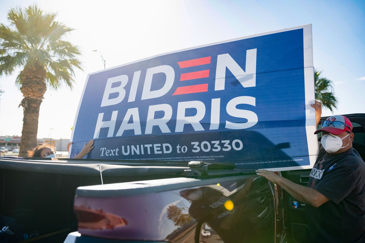 Un hombre sostiene un cartel a favor del presidente electo Joe Biden en El Paso. Los demócratas de Texas quedaron cortos en los resultados que esperaban conseguir, pero lograron reducir el margen de victoria de Trump en el estado.