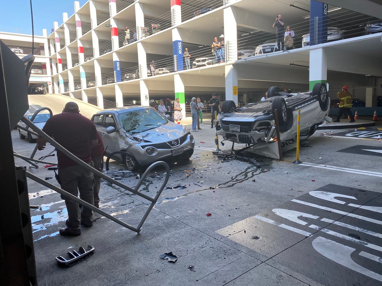 El carro BMW se estrelló contra un carro Nisan que pasaba en ese momento en el nivel inferior del estacionamiento.