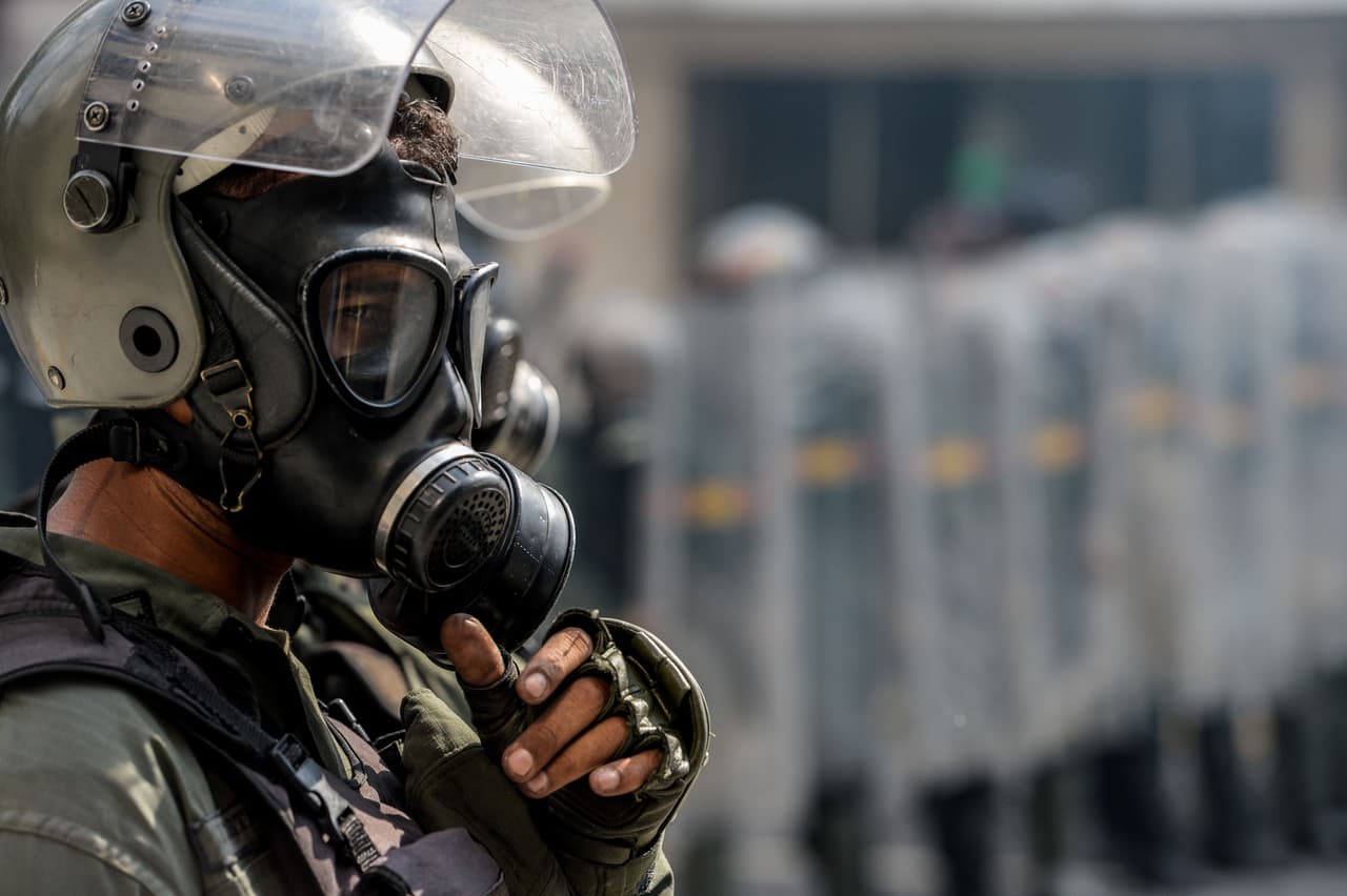 Un soldado de la Guardia Nacional venezolana durante la represión de las manifestaciones en Caracas