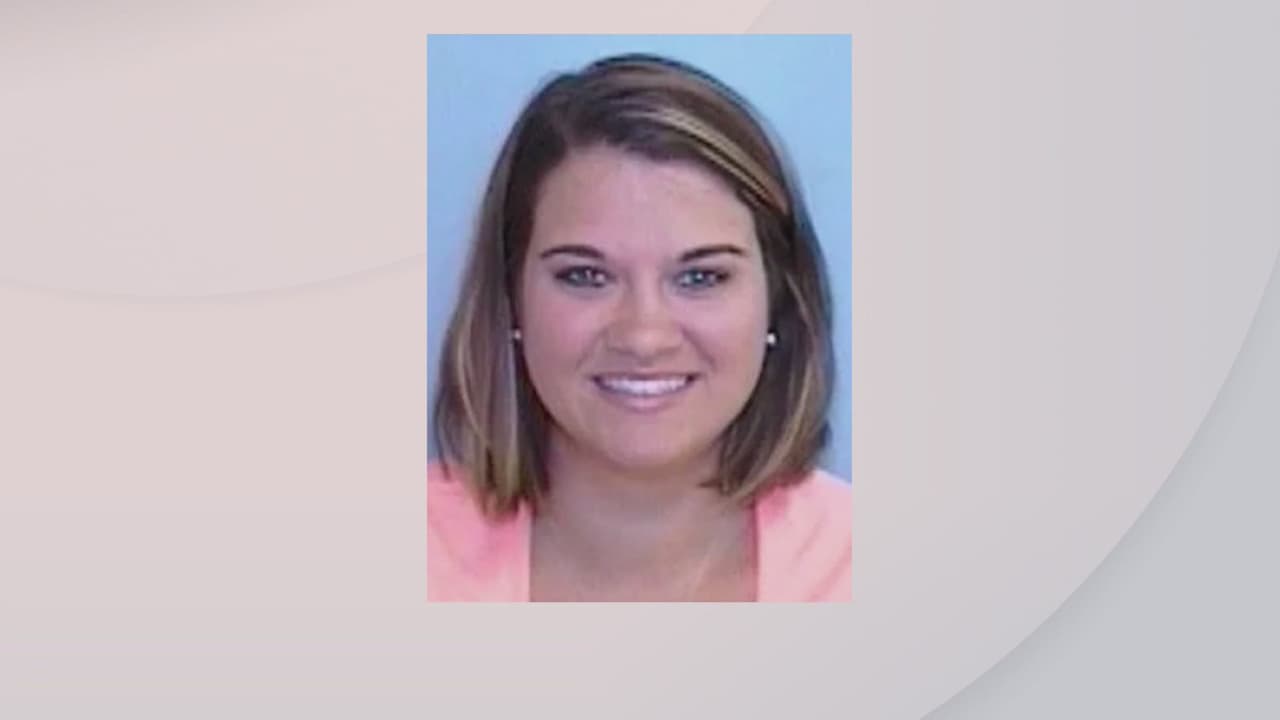 Maestra acusada de libertades indecentes y otros cargos con menores en Carolina del Norte