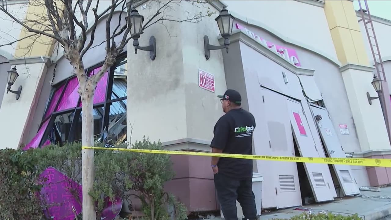Tienda de T-Mobile termina inclinada y sin parte de su techo tras un choque de auto en North Hills