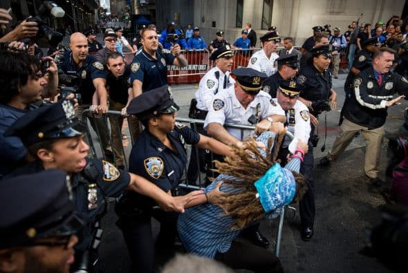 Aquí vemos a elementos de la policía de Nueva York intentando detener a un manifestante.