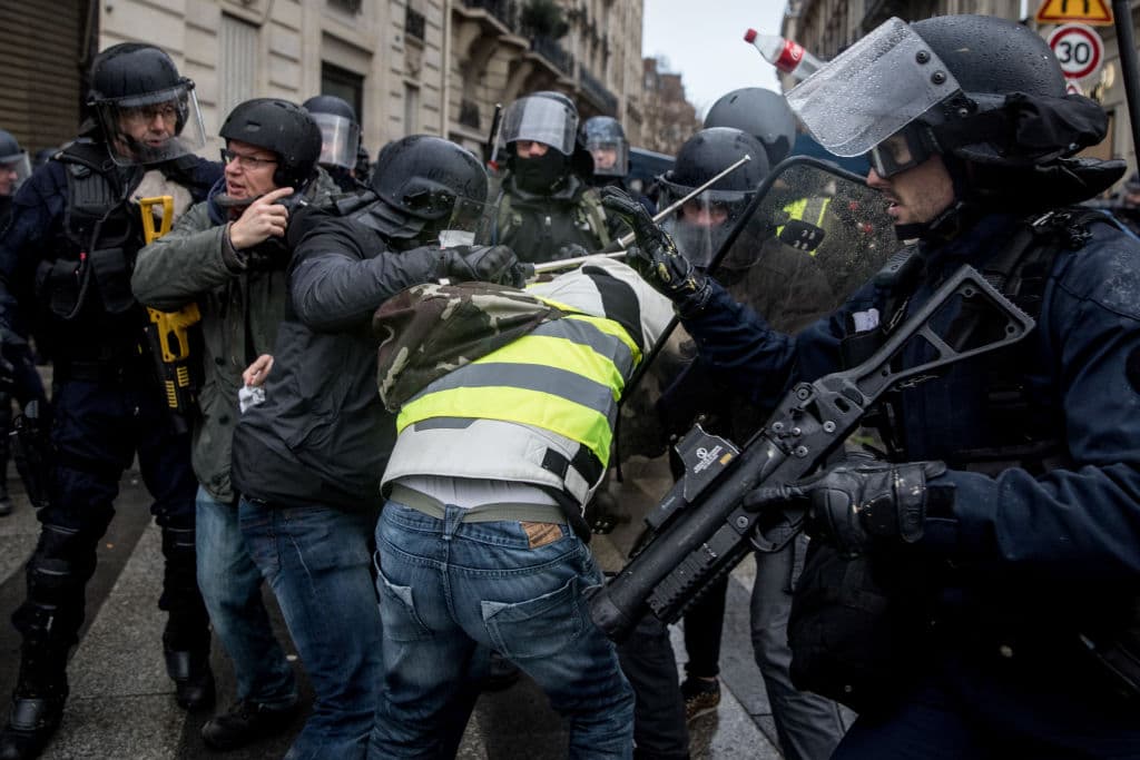 El choque entre la policía y los manifestantes más radicales ocurre a pesar de que el movimiento de los 'chalecos amarillos' no ostenta una filiación política.