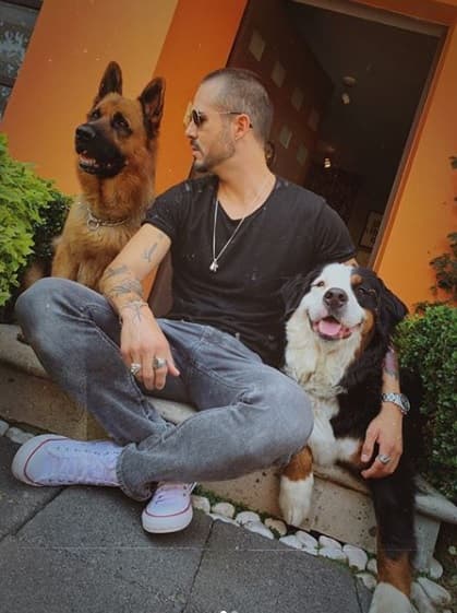 El protagonista de 
<b><a href="https://www.univision.com/famosos/rubi-concluyo-grabaciones-y-su-elenco-se-envio-emotivos-mensajes-de-despedida-fotos" target="_blank">la nueva versión de 'Rubí'</a></b> también publicó el miércoles 
<b><a href="https://www.instagram.com/p/B3-x5s6pZzW/" target="_blank">una foto </a></b>en la que escribió una frase para motivar a sus seguidores a hacer las cosas con el corazón.