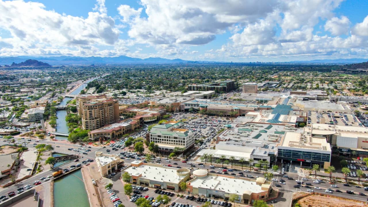 La medida no permite a
<b>las agencias estatales o ciudades</b> crear un requisito de mostrar que ha recibido una dosis del covid-19 para recibir servicio o entrar a un área.
<br>