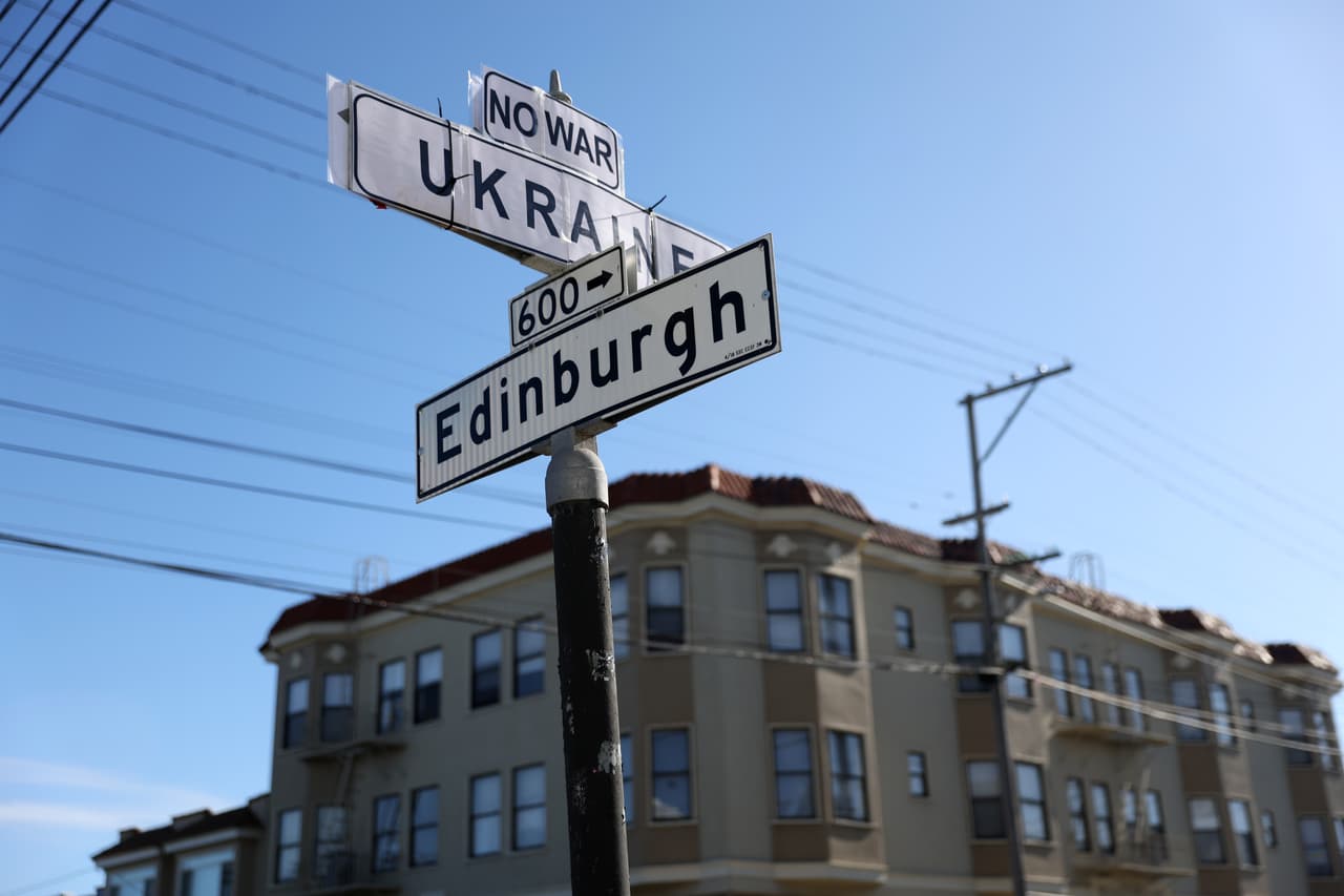 Y es que, a manera de protesta por el conflicto entre Rusia y Ucrania, el señalamiento que indica el nombre de la calle fue reemplazado por la leyenda “No War Ukraine”.