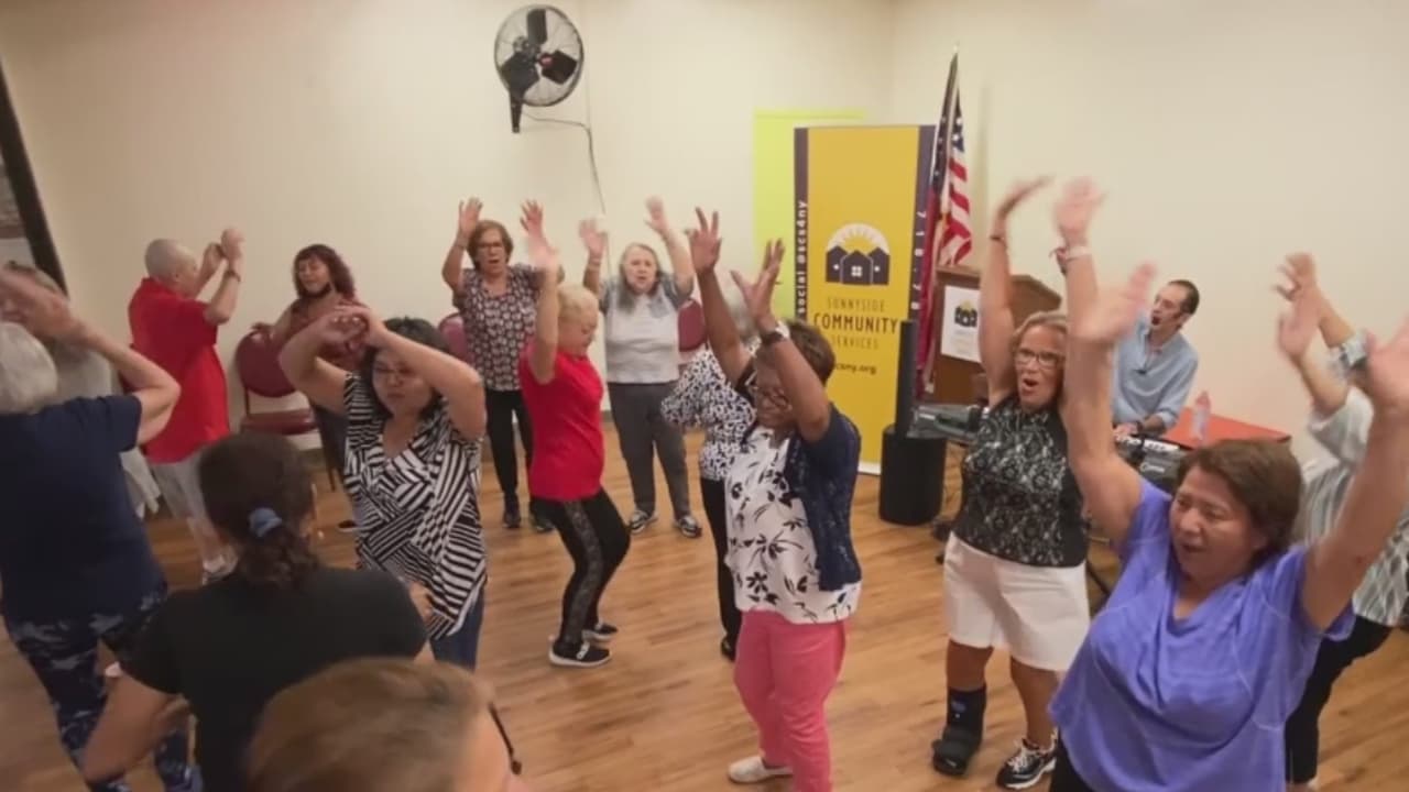 “Es lo mejor que hay para combatir la soledad y la depresión”, afirma María Pérez, quien participa en las clases de baile que ofrece Sunnyside Community Services. Javier Osorio hace parte de la organización y asegura que realizar esta actividad por una o dos horas puede ayudarles a estas personas a que se olviden por un momento de sus problemas. 
<br>
<br>Explica que no se cobra nada y que únicamente hay una contribución de dos dólares para el almuerzo, pero no es obligatoria. 
<b><a href="https://www.univision.com/local/nueva-york-wxtv/centro-comunitario-sunnyside-clases-programas-gratuitos-adultos-mayores-queens" target="_blank">Más información aquí.</a></b>
<br>