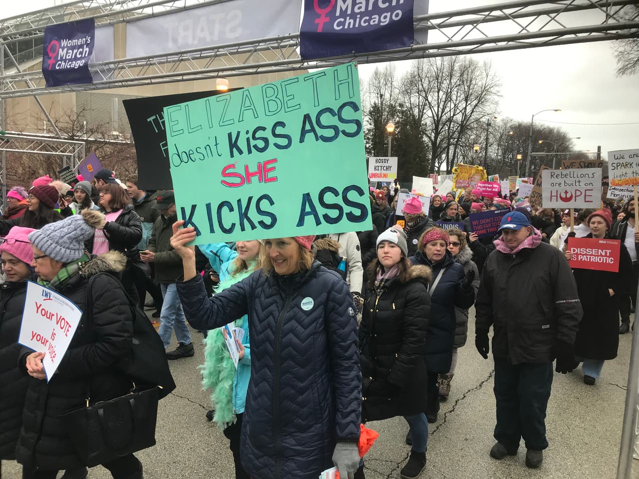 La protesta anual comenzó en 2017, y inspiró a millones a salir a las calles en Chicago y en todo el mundo. El sábado, las protestas de la Marcha de las Mujeres atrajeron a miles de personas a la Ciudad de Los Vientos así como a ciudades como Nueva York, Los Ángeles y Denver.