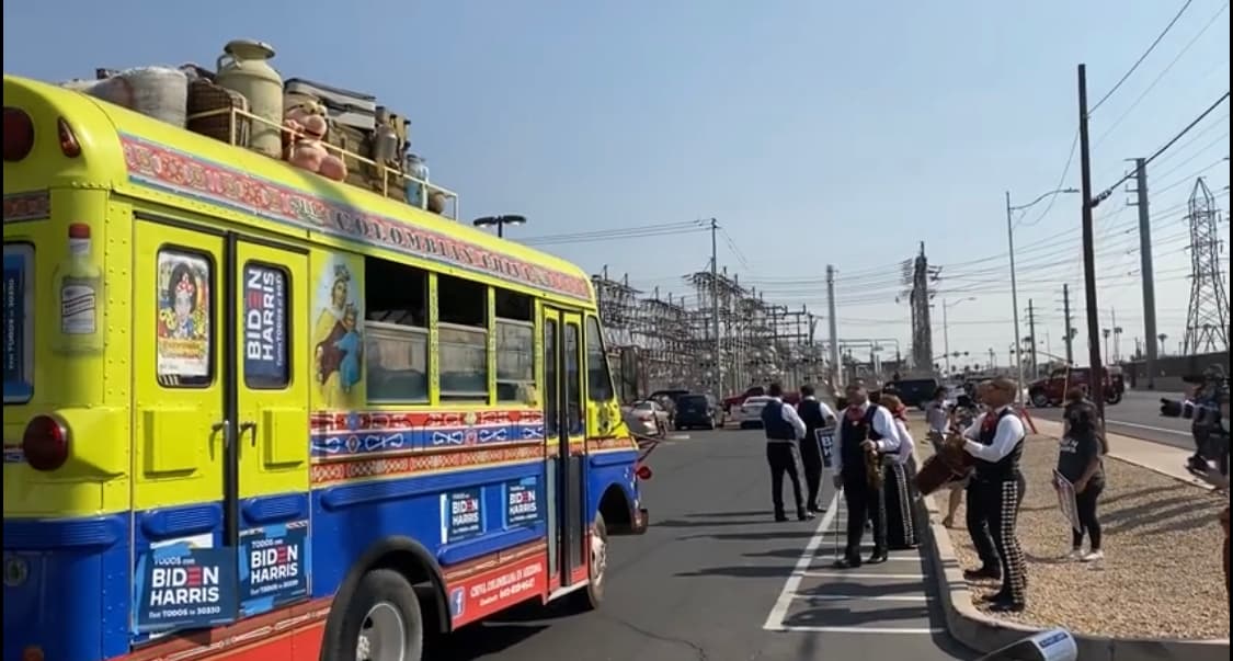 Video: Un parrandón con mariachis armó la campaña Biden-Harris en Arizona, donde más de 700,000 personas ya votaron