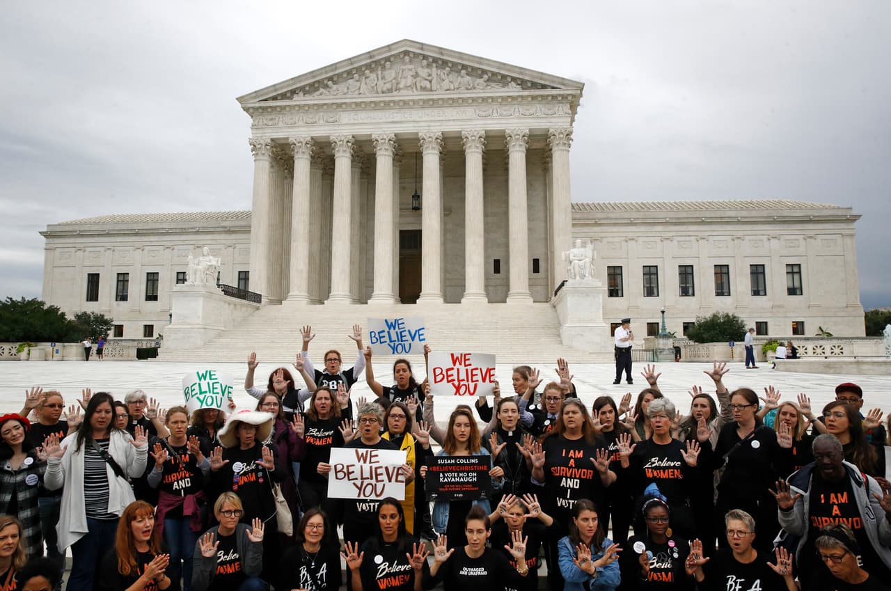 Otro grupo de manifestantes contra Kavanaguh se encuentran frente a la sede de la Corte Suprema. Frente al edificio del Capitolio, hay más mujeres que apoyan al candidato del presidente Trump.