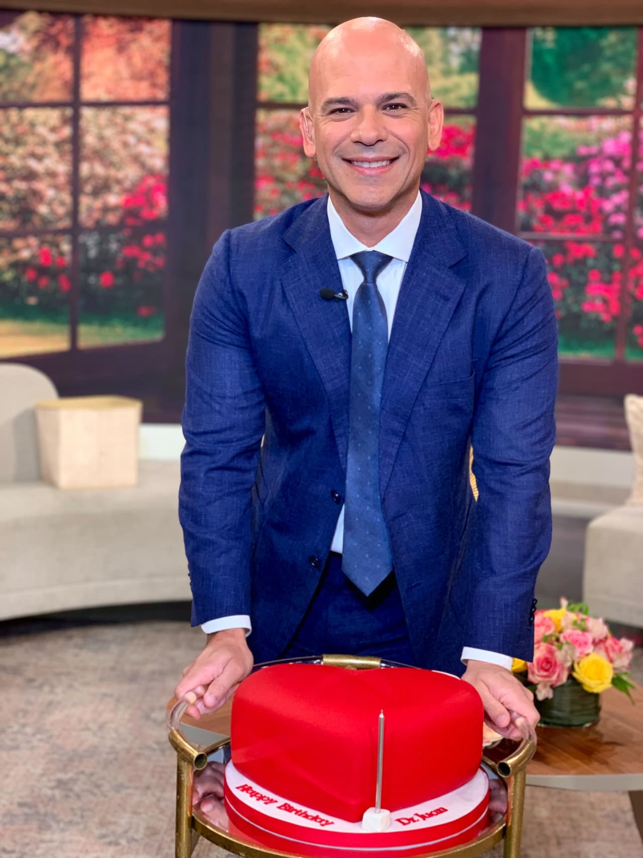 El festejo que le organizó la casita más feliz de la televisión hispana inició con muchas felicitaciones y abrazos de los presentadores.