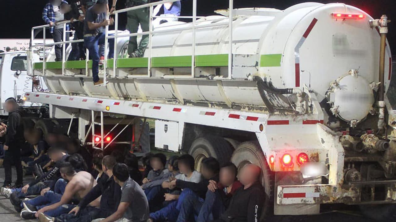 En el interior los oficiales encontraron a varias personas escondidas.