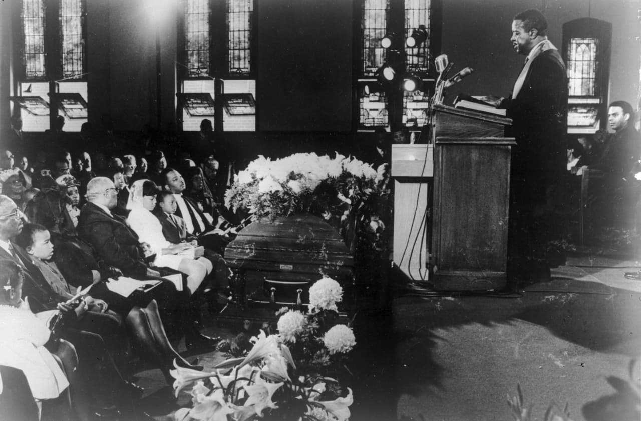 Los menos de trece años de liderazgo no violento del Dr. Martin Luther King, Jr. terminaron abruptamente el 4 de abril de 1968, cuando fue asesinado en el Motel Lorraine en Memphis, Tennessee. El cuerpo del Dr. King fue devuelto a su ciudad natal de Atlanta, Georgia, donde asistieron a su ceremonia de funeral líderes de alto nivel de todas las razas y tendencias políticas.