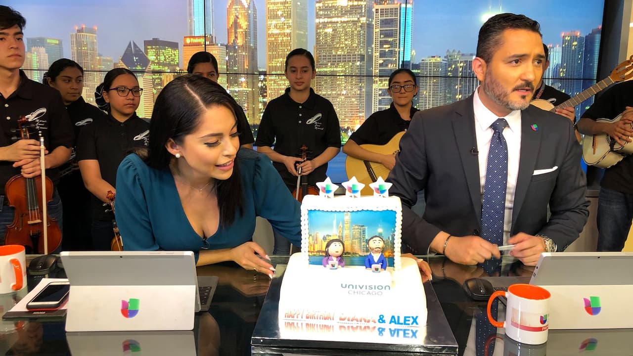 Diana Pérez estaba emocionada por el pastel que se le preparó a los dos.