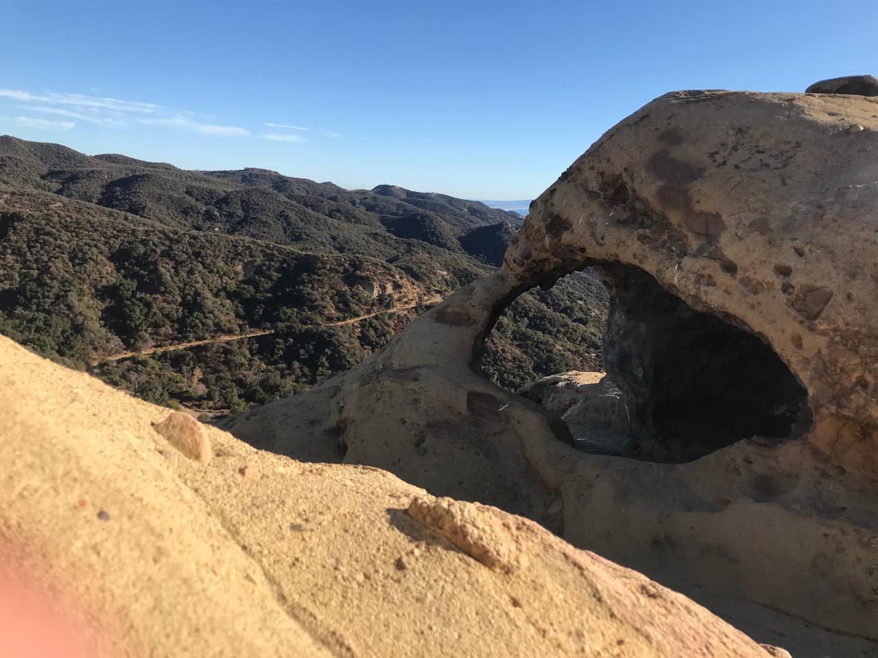 Tras una buena caminata, la recompensa salta a la vista.
<br>Paseo a Santa Ynez Canyon, Eagle Rock en las montañas de Santa Monica.