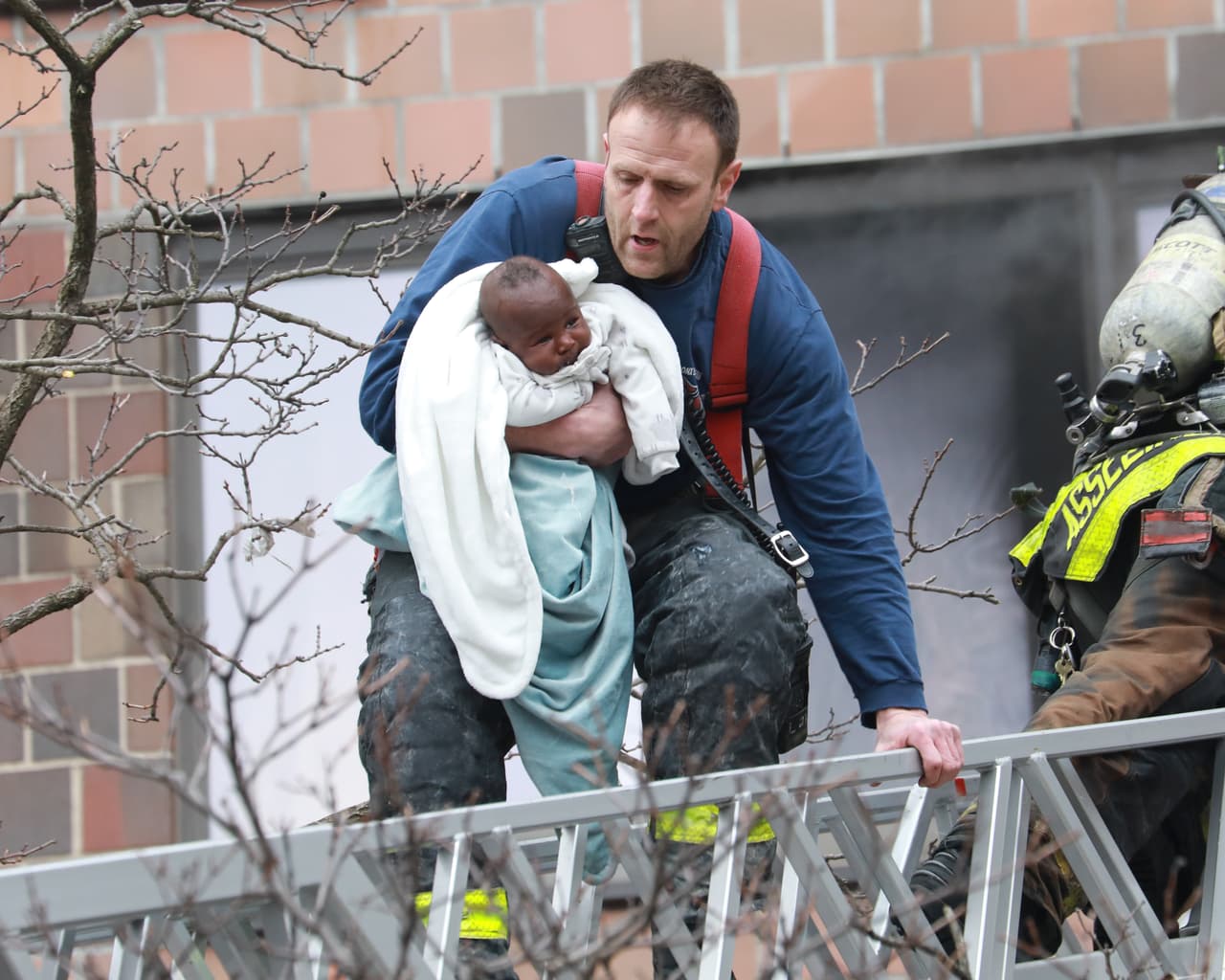Bomberos rescatan a bebé de incendio en el Bronx en el que murieron 19 personas