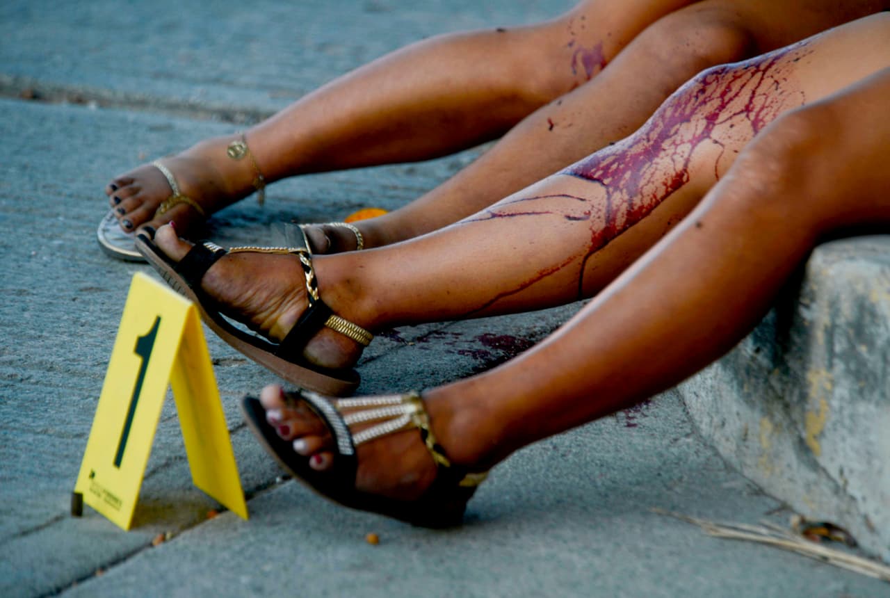 Las autoridades mexicanas contaron 
<a href="http://secretariadoejecutivo.gob.mx/docs/pdfs/nueva-metodologia/CNSP-V%C3%ADctimas-2018.pdf">400 feminicidios en la primera mitad de 2018</a>. En 2017, se habían registrado
<a href="http://secretariadoejecutivo.gob.mx/docs/pdfs/nueva-metodologia/CNSP-Delitos-100%20mil%20hab%202015-2018.pdf"> 1.09 de este tipo de delitos por cada 100,000 habitantes y 0.93 en el año 2016</a>. En la fotografía, dos cuerpos sin vida de mujeres asesinadas en Acapulco, Guerrero, en febrero de 2018.