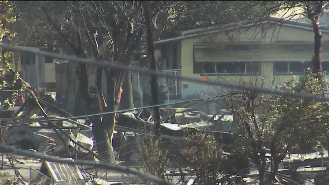 Una representante del 
<a href="https://www.insurance.ca.gov/01-consumers/101-help/GettingHelpSpanish.cfm" target="_blank">Departamento de Seguros de California</a> invitó a los residentes afectados a revisar sus pólizas de seguro de casa llamando al número 1-800-927-4357.