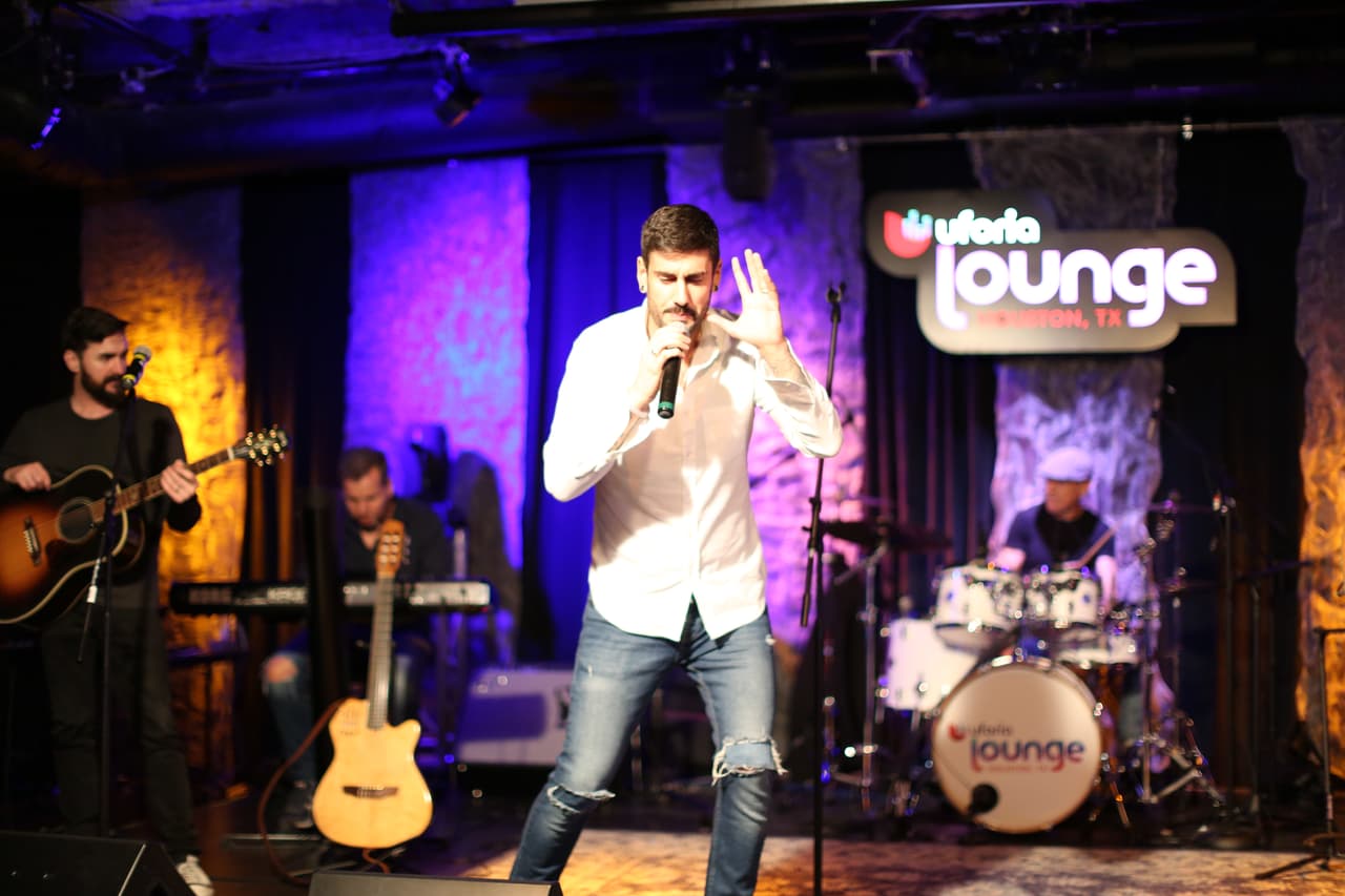 Mientras que el español Melendi nos puso a bailar con 'Desde que estamos juntos'.