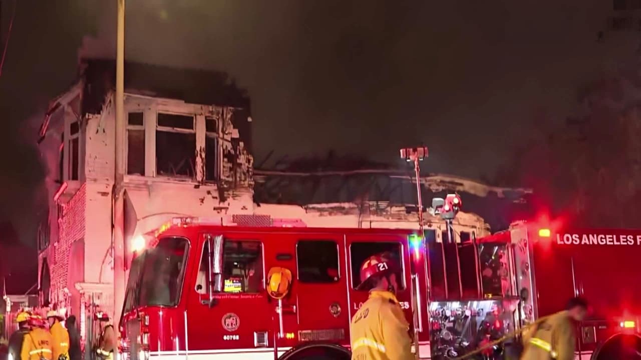 180 bomberos logran controlar masivo incendio en iglesia de Los Ángeles