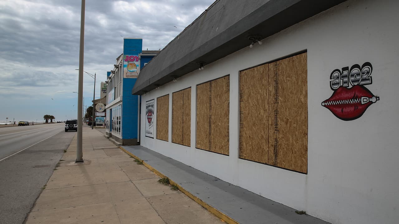 Estos son los horarios del toque de queda ordenado en Galveston:
<ul>
<li><b>Martes 25 de agosto a las 10 pm hasta el miércoles 26 de agosto a las 6 am.</b></li>
<li style="box-sizing: border-box; margin-bottom: 10px;"><b>Miércoles 26 de agosto a las 8 pm hasta el jueves 27 de agosto a las 6 am.</b></li>
<li style="box-sizing: border-box; margin-bottom: 10px;"><b>Jueves 27 de agosto a las 8 pm hasta el viernes 28 de agosto a las 6 am.</b></li>
</ul>