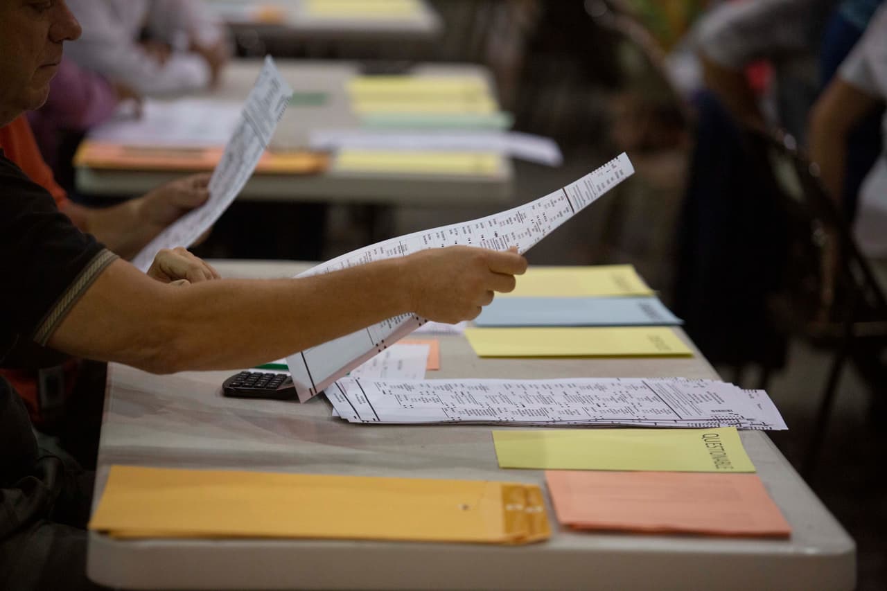 ¿Cuándo debo solicitar el voto por correo?
<br>
<br>Las solicitudes de voto por correo se pueden enviar de 
<b>90 a 5 días </b>antes de la elección, en este caso del 3 de noviembre, según información de la Junta Electoral de Illinois. 
<br>
<br>
<a href="https://elections.il.gov/electionoperations/VotingByMail.aspx" target="_blank">Aquí</a> puedes encontrar la solicitud en línea, la cual debes enviar a la autoridad electoral de la jurisdicción en la que estás registrado. También puedes hacer la solicitud personalmente. 
<br>