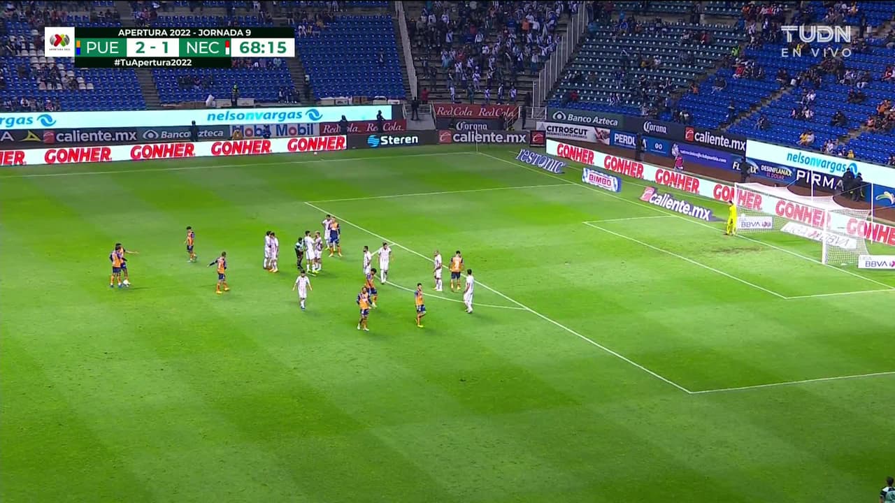 ¡TIRO ATAJADO! disparo por Maximiliano Araujo.