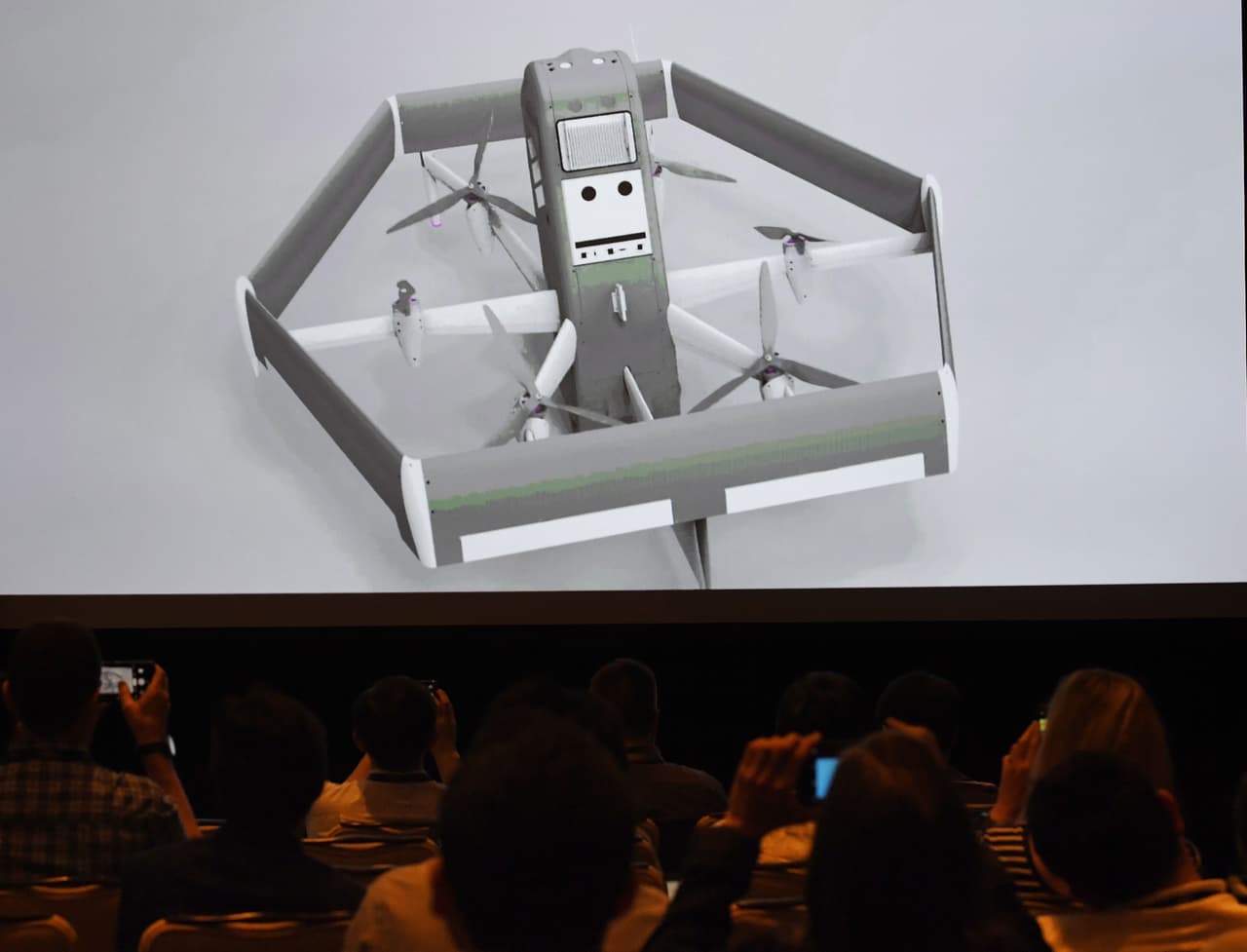 Cuando Amazon presentó su último diseño de drones, uno de sus ejecutivos dijo que las entregas ocurrirían “en unos meses”, pero ha pasado más de un año desde entonces. La autorización de la FAA permitirá que Amazon cree una flota de drones para hacer entregas limitadas, aunque el lugar no ha sido establecido aún.