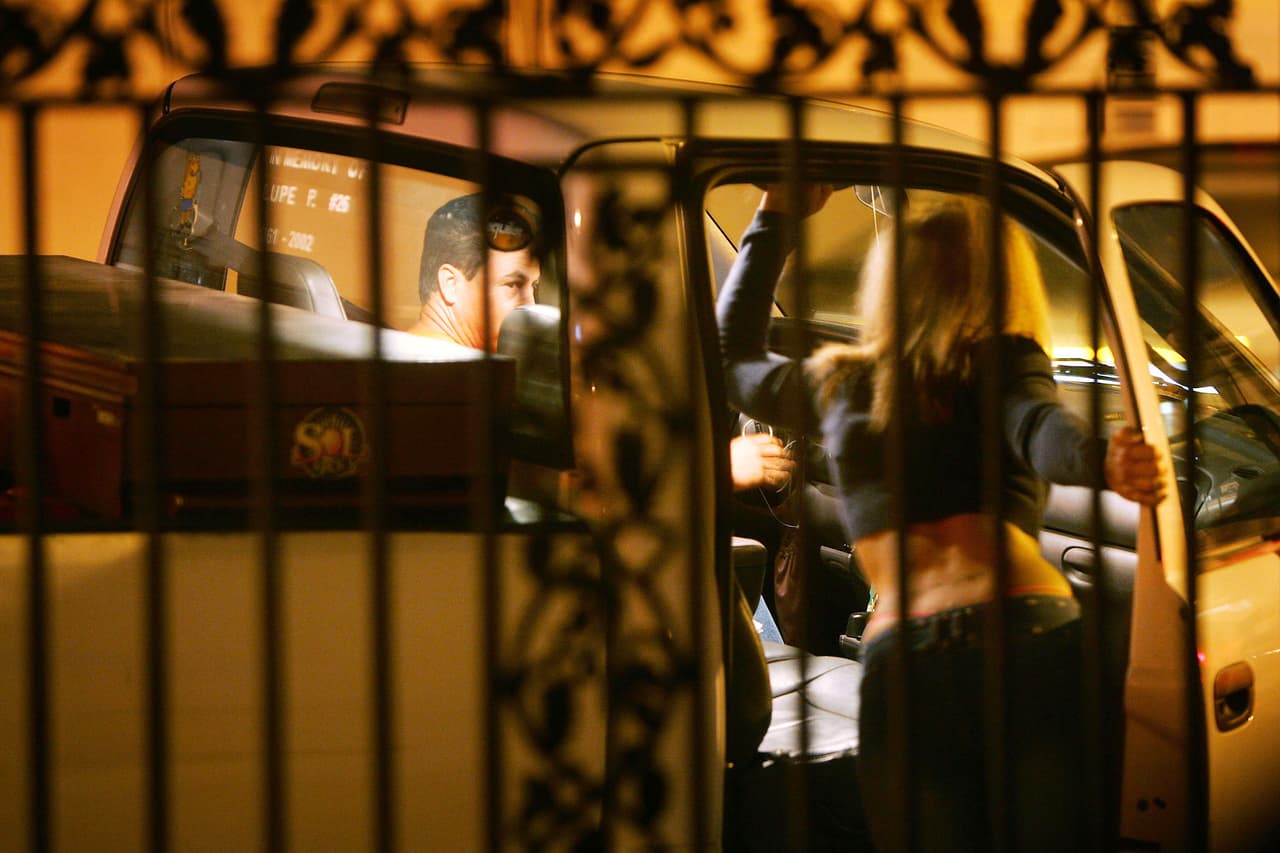 California reforma la ley para tratar como víctimas a las menores que ejercen la prostitución