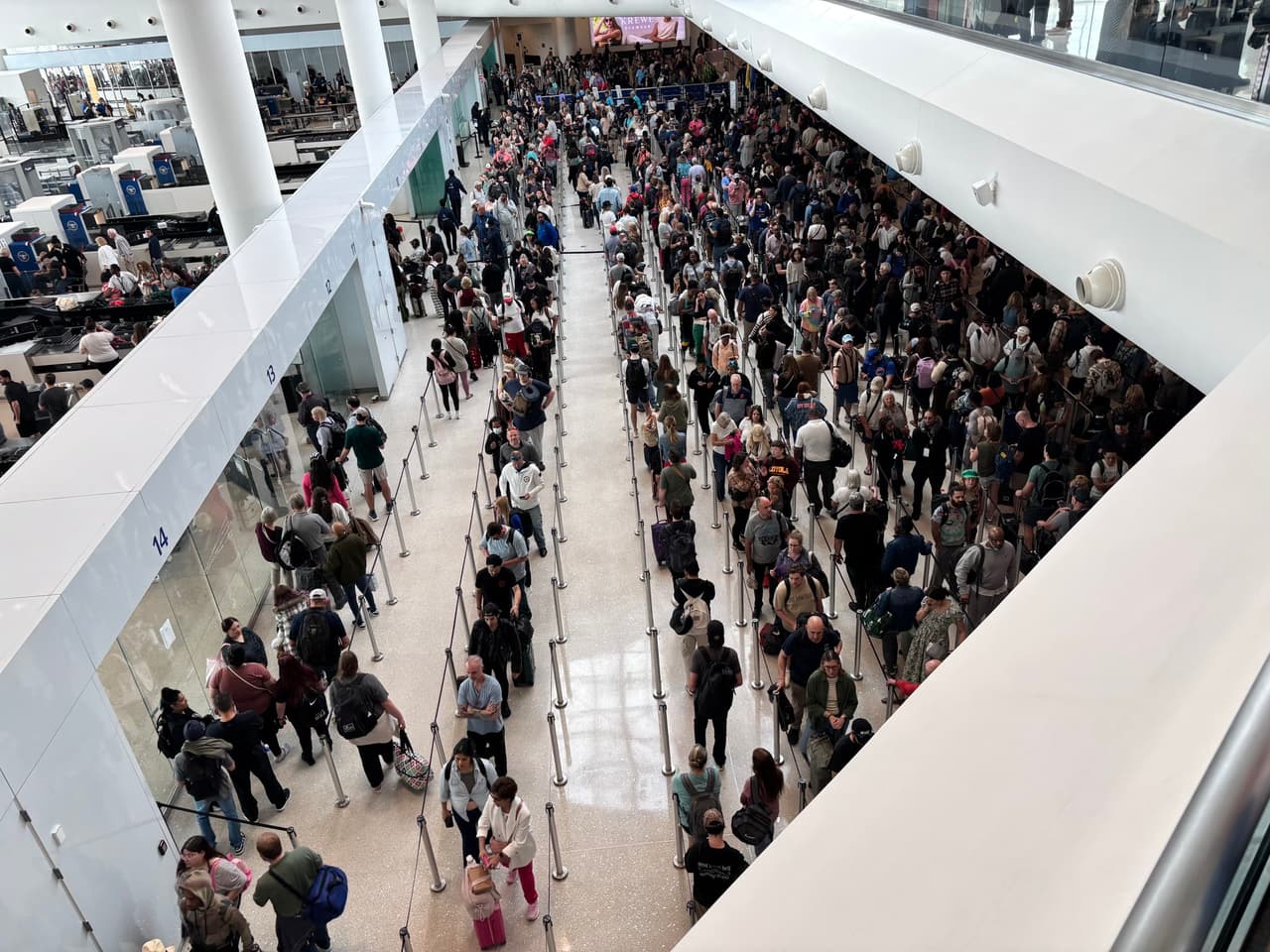 Cierre del DHS provoca filas de hasta 3 horas en seguridad de aeropuertos de Houston y Nueva Orleans