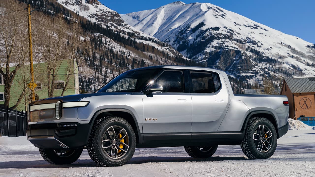 La pickup eléctrica Rivian R1T tiene una autonomía de más
<b> 400 millas por carga</b> (con un mínimo de 230) y es capaz de acelerar de
<b>0 a 60 millas por hora en 3 segundos</b>. Es difícil imaginar a quién le pueda hacer falta una pickup que acelere igual de rápido que un
<b>Acura NSX</b>, pero igual aplaudimos esta impresionante performance.