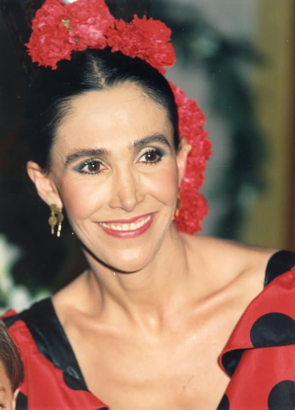 Se trata de 
<b>Florinda Meza</b>, quien es prima hermana de su papá, por lo tanto, Alejandra Ávalos es también sobrina política del gran actor Roberto Gómez Bolaños, mejor conocido como 'Chespirito'.