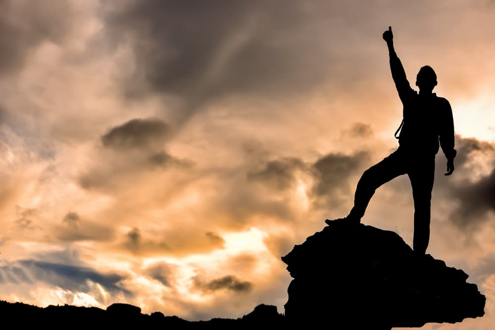 El tercer paso es la
<b> constancia, la perseverancia</b>. Cuando hemos tenido un mal hábito por años necesitamos tiempo para que el cerebro procese nuevas estructuras mentales, en algunos casos son días, en otros semanas, y en algunos hasta meses, y durante ese período debemos insistir aunque recaigamos, persistir es lo que creará ese nuevo camino mental que sustituirá al viejo.