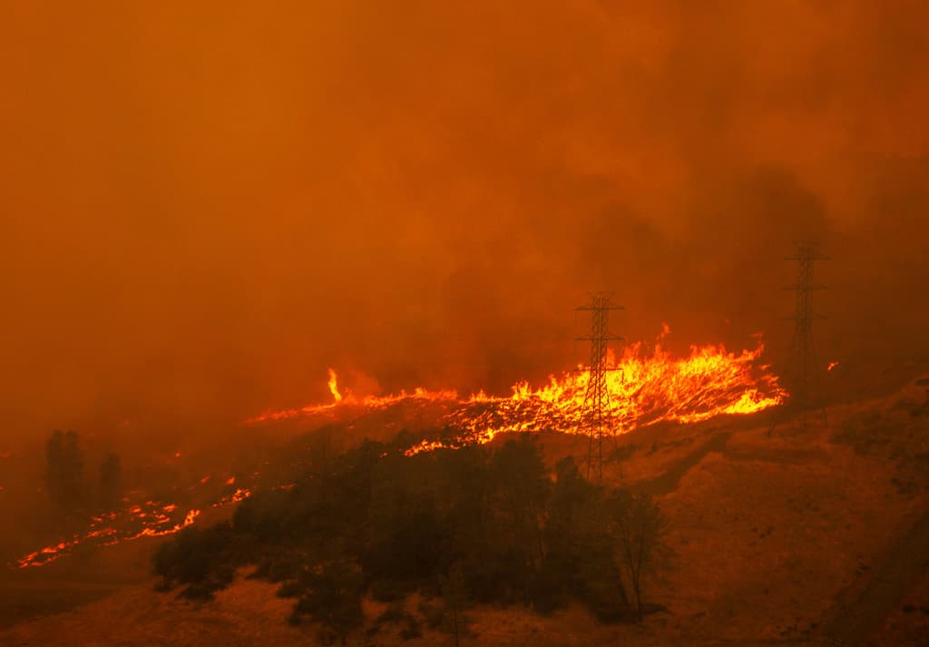 El incendio Thompson alcanzó casi 13 kilómetros cuadrados el miércoles por la mañana. La extensión del incendio ha crecido rápidamente debido a las condiciones secas y ventosas.