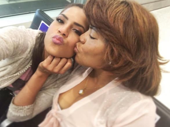 Su madre es el vivo ejemplo de una mujer luchadora; y ella sigue sus pasos.