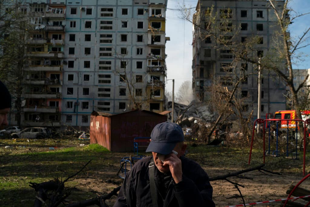 Mucola Markovich, residente de Zaporiyia de 76 años, dijo que él y su esposa se escondieron debajo de una manta cuando escucharon cohetes y explosiones. “Hubo una explosión, luego otra”, dijo a la AP. Luego, en un instante, su apartamento del cuarto piso desapareció, dijo Markovich, conteniendo las lágrimas. “No sé cuándo se reconstruirá”, agregó. “Me quedo sin apartamento al final de mi vida”.