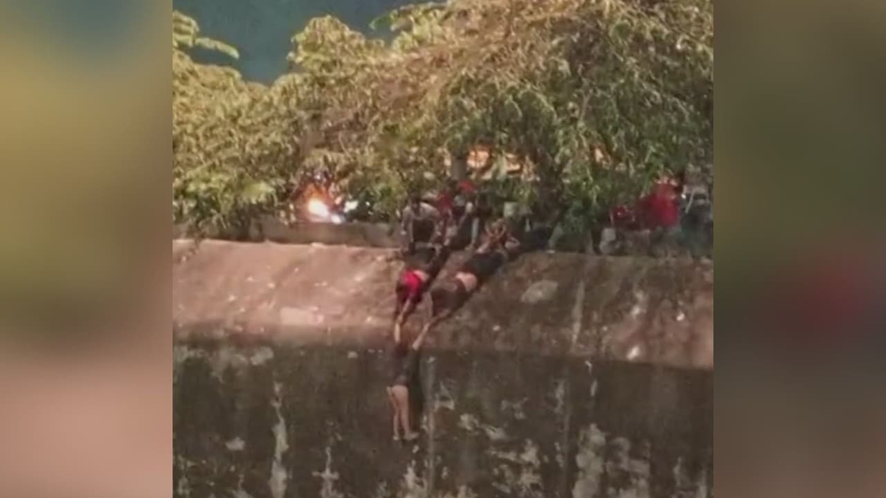 Dos personas caen desde un muro de 40 pies a una transitada autopista: así fue el aterrador momento