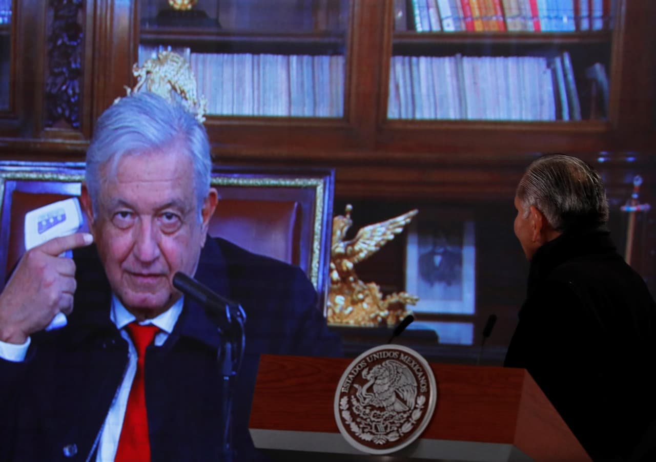 El presidente de México, Andrés Manuel López Obrador, habla vía teleconferencia durante una rueda de prensa el 11 de enero de 2022, en el Palacio Nacional, en Ciudad de México (México).